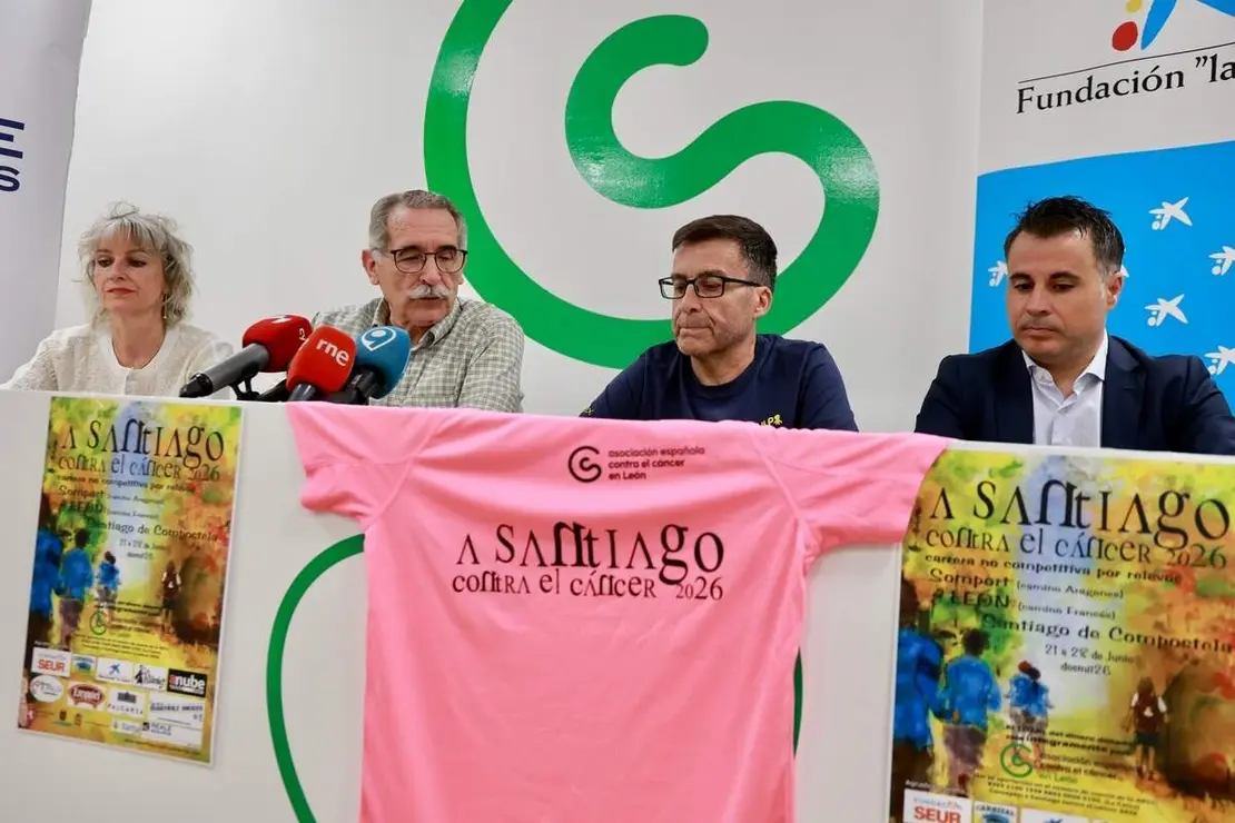 El presidente de la Asociaci&oacute;n Espa&ntilde;ola Contra el C&aacute;ncer en Le&oacute;n, Estanislao de Luis Calabuig, presenta la XVI edici&oacute;n de la carrera solidaria por relevos'' A Santiago Contra el C&aacute;ncer'' junto a sus organizadores y representantes de los principales patrocinadores