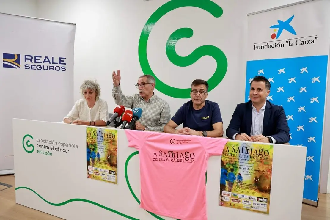 El presidente de la Asociaci&oacute;n Espa&ntilde;ola Contra el C&aacute;ncer en Le&oacute;n, Estanislao de Luis Calabuig, presenta la XVI edici&oacute;n de la carrera solidaria por relevos'' A Santiago Contra el C&aacute;ncer'' junto a sus organizadores y representantes de los principales patrocinadores