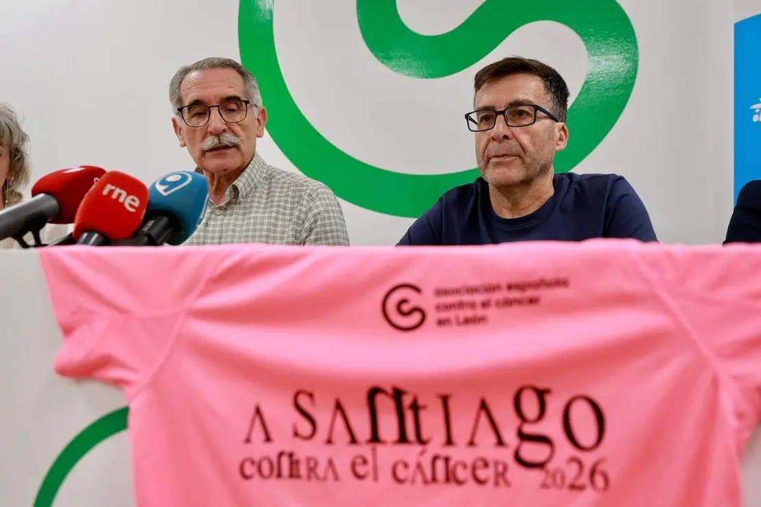 El presidente de la Asociaci&oacute;n Espa&ntilde;ola Contra el C&aacute;ncer en Le&oacute;n, Estanislao de Luis Calabuig, presenta la XVI edici&oacute;n de la carrera solidaria por relevos'' A Santiago Contra el C&aacute;ncer'' junto a sus organizadores y representantes de los principales patrocinadores