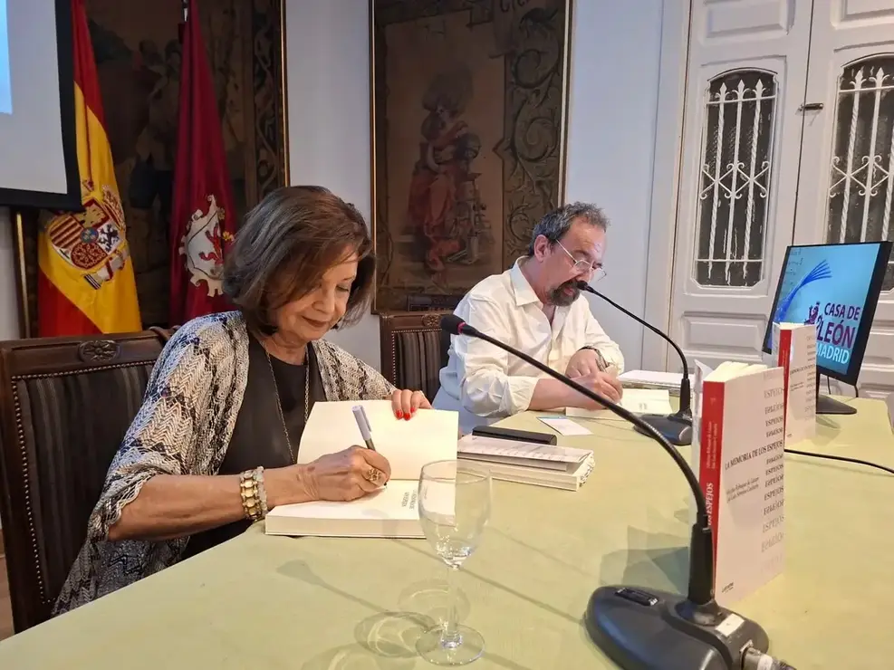 Felicitas Rebaque de L&aacute;zaro y Jos&eacute; Luis Serrano Cantar&iacute;n presentaron su novela y explicaron todos los secretos del trabajo creativo colaborativo