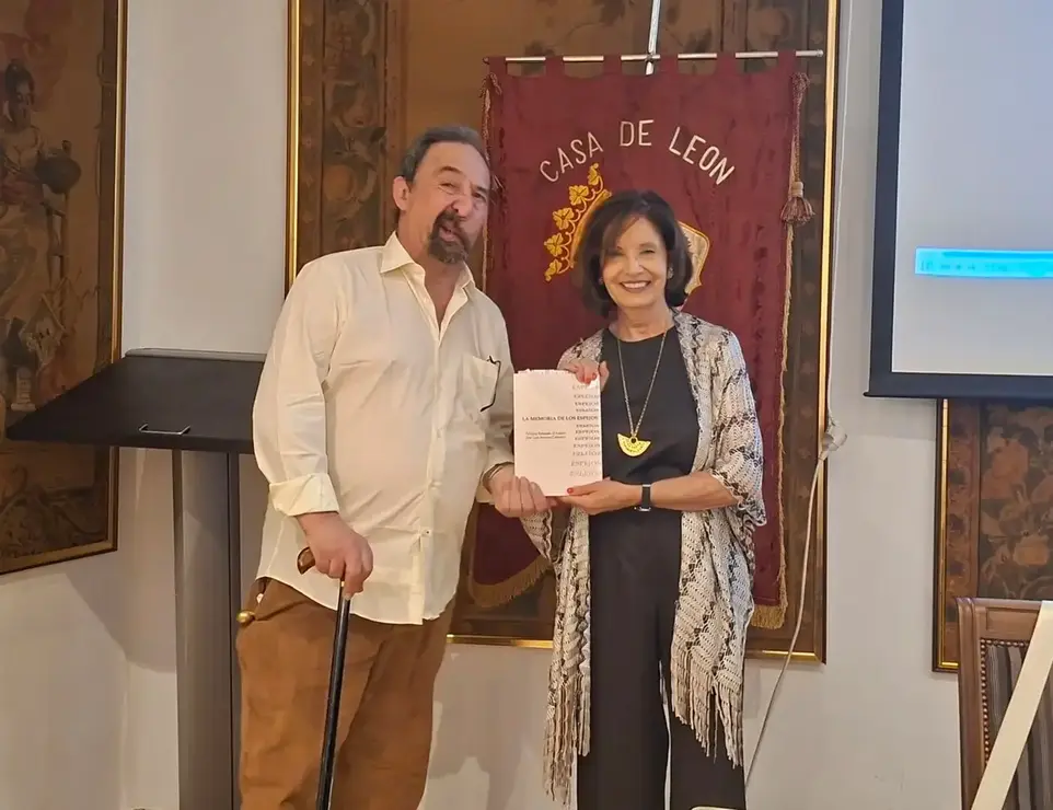 Felicitas Rebaque de L&aacute;zaro y Jos&eacute; Luis Serrano Cantar&iacute;n presentaron su novela en la calle del Pez&nbsp;y explicaron todos los secretos del trabajo creativo colaborativo. Foto: Casa de Le&oacute;n.