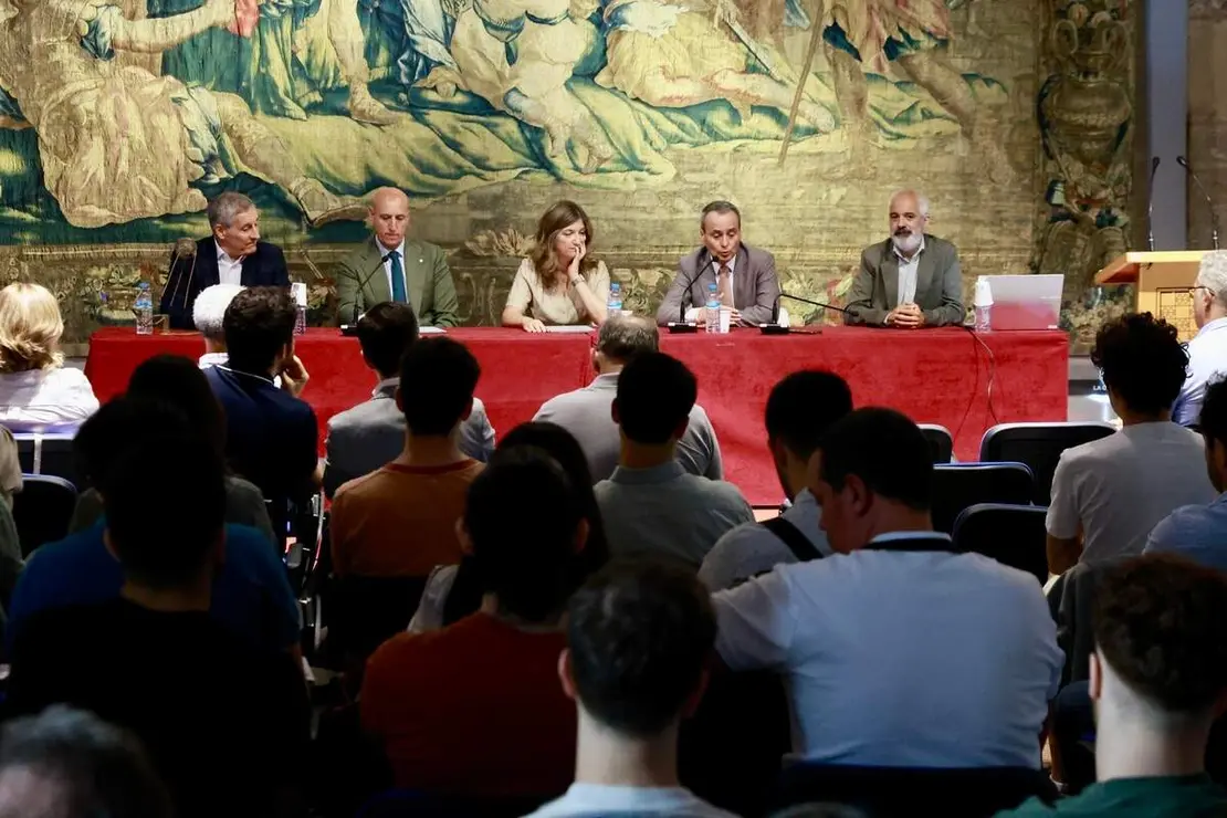 La rectora de la Universidad de Le&oacute;n, Nuria Gonz&aacute;lez, el catedr&aacute;tico de Ingenier&iacute;a Aeroespacial, y primer director en funciones de la Agencia Espacial Espa&ntilde;ola, Miguel Bell&oacute; Mora, y el alcalde de Le&oacute;n, Jos&eacute; Antonio Diez, inauguran el curso de verano de la ULE &lsquo;Constelaciones de sat&eacute;lites&rsquo;