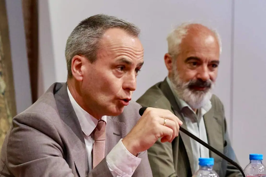 La rectora de la Universidad de Le&oacute;n, Nuria Gonz&aacute;lez, el catedr&aacute;tico de Ingenier&iacute;a Aeroespacial, y primer director en funciones de la Agencia Espacial Espa&ntilde;ola, Miguel Bell&oacute; Mora, y el alcalde de Le&oacute;n, Jos&eacute; Antonio Diez, inauguran el curso de verano de la ULE &lsquo;Constelaciones de sat&eacute;lites&rsquo;