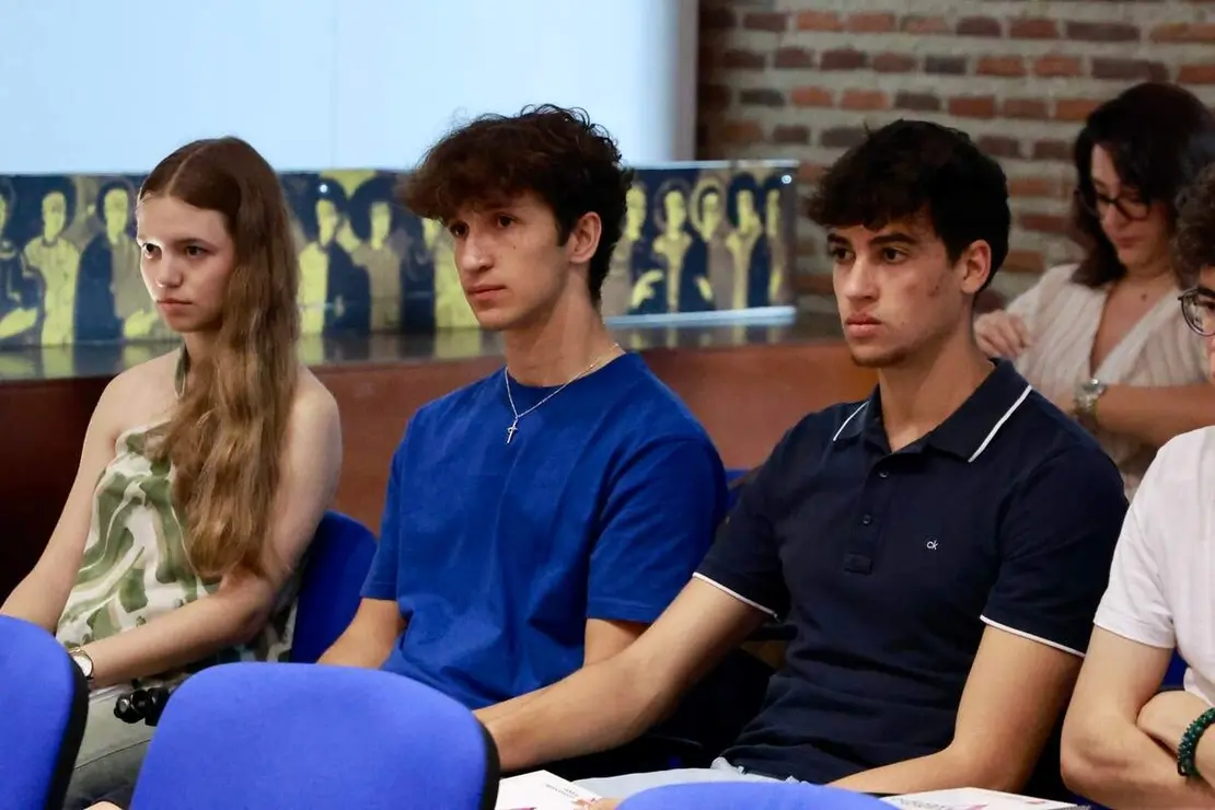 La rectora de la Universidad de Le&oacute;n, Nuria Gonz&aacute;lez, el catedr&aacute;tico de Ingenier&iacute;a Aeroespacial, y primer director en funciones de la Agencia Espacial Espa&ntilde;ola, Miguel Bell&oacute; Mora, y el alcalde de Le&oacute;n, Jos&eacute; Antonio Diez, inauguran el curso de verano de la ULE &lsquo;Constelaciones de sat&eacute;lites&rsquo;