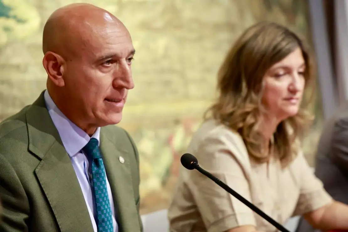La rectora de la Universidad de Le&oacute;n, Nuria Gonz&aacute;lez, el catedr&aacute;tico de Ingenier&iacute;a Aeroespacial, y primer director en funciones de la Agencia Espacial Espa&ntilde;ola, Miguel Bell&oacute; Mora, y el alcalde de Le&oacute;n, Jos&eacute; Antonio Diez, inauguran el curso de verano de la ULE &lsquo;Constelaciones de sat&eacute;lites&rsquo;