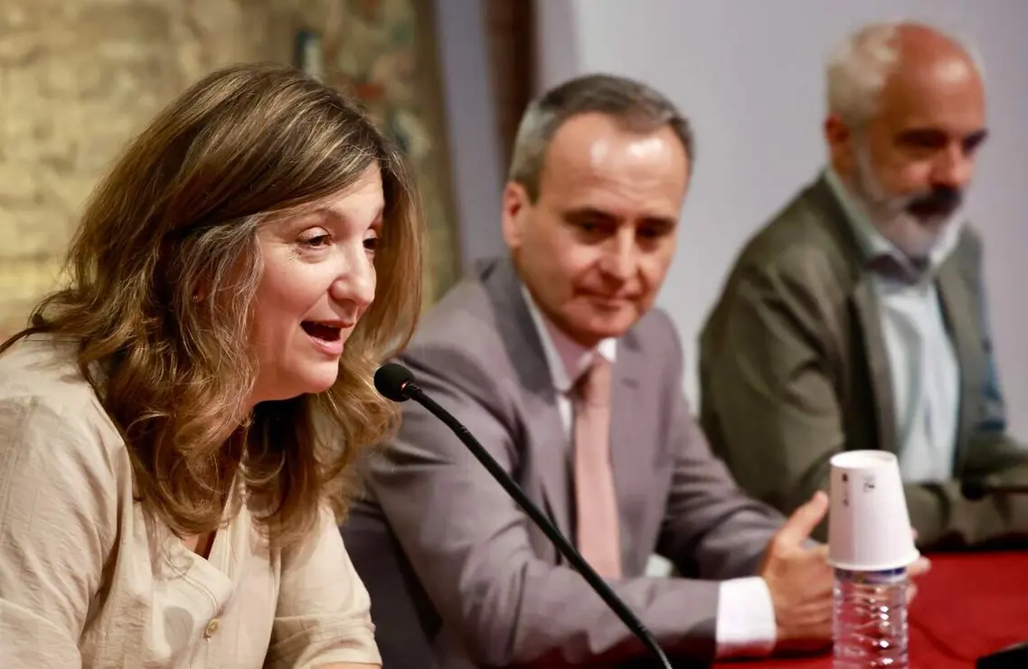 La rectora de la Universidad de Le&oacute;n, Nuria Gonz&aacute;lez, el catedr&aacute;tico de Ingenier&iacute;a Aeroespacial, y primer director en funciones de la Agencia Espacial Espa&ntilde;ola, Miguel Bell&oacute; Mora, y el alcalde de Le&oacute;n, Jos&eacute; Antonio Diez, inauguran el curso de verano de la ULE &lsquo;Constelaciones de sat&eacute;lites&rsquo;