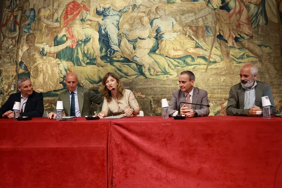 La rectora de la Universidad de Le&oacute;n, Nuria Gonz&aacute;lez, el catedr&aacute;tico de Ingenier&iacute;a Aeroespacial, y primer director en funciones de la Agencia Espacial Espa&ntilde;ola, Miguel Bell&oacute; Mora, y el alcalde de Le&oacute;n, Jos&eacute; Antonio Diez, inauguran el curso de verano de la ULE &lsquo;Constelaciones de sat&eacute;lites&rsquo;