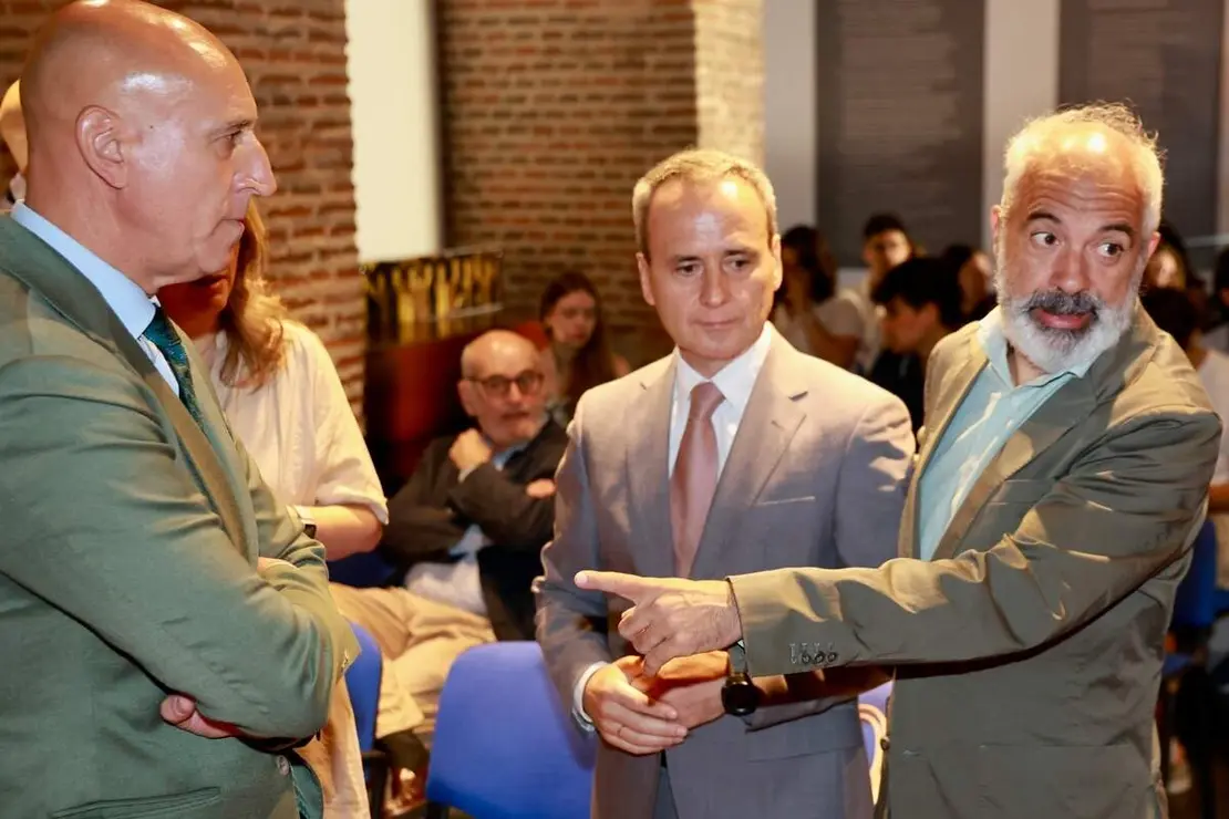 La rectora de la Universidad de Le&oacute;n, Nuria Gonz&aacute;lez, el catedr&aacute;tico de Ingenier&iacute;a Aeroespacial, y primer director en funciones de la Agencia Espacial Espa&ntilde;ola, Miguel Bell&oacute; Mora, y el alcalde de Le&oacute;n, Jos&eacute; Antonio Diez, inauguran el curso de verano de la ULE &lsquo;Constelaciones de sat&eacute;lites&rsquo;