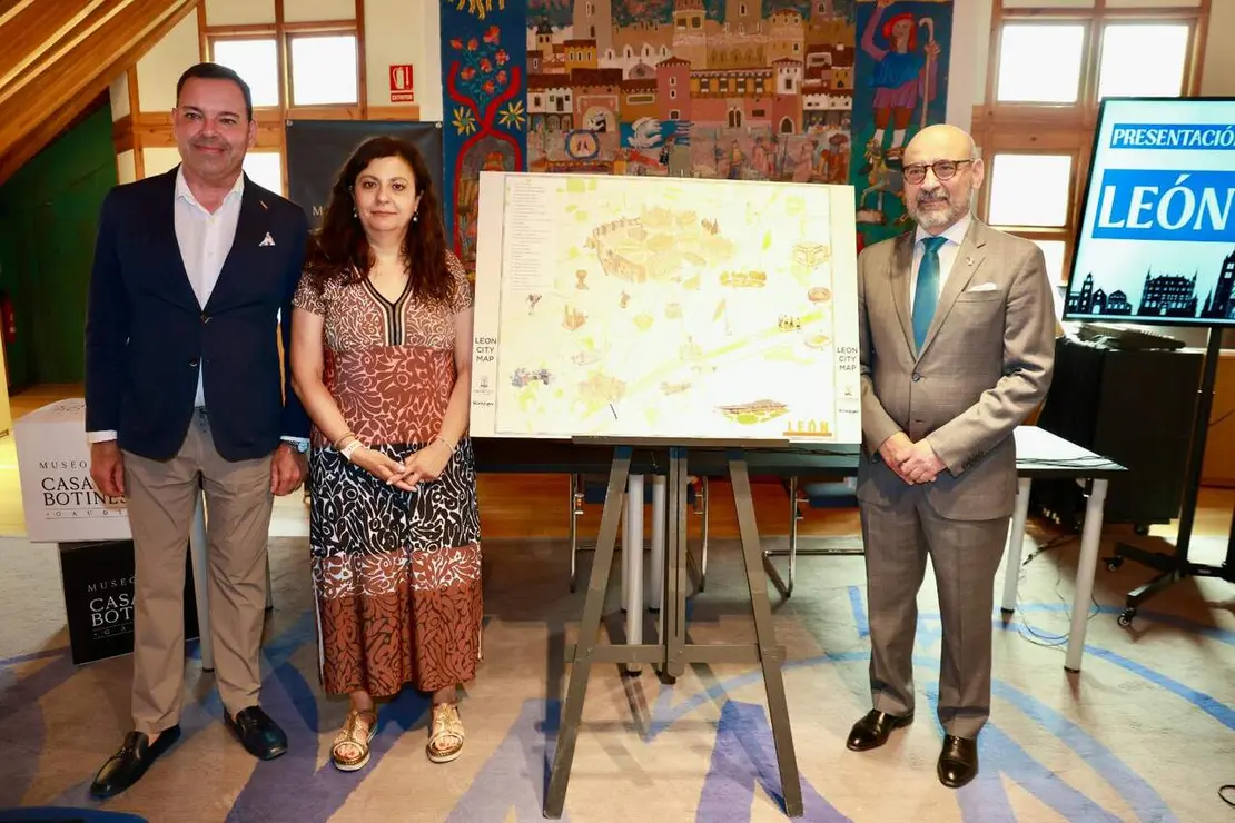 El director general de la Fundaci&oacute;n Obra Social de Castilla y Le&oacute;n, Jos&eacute; Mar&iacute;a Viejo, el director de Comunicaci&oacute;n y Relaciones Institucionales de El Corte Ingl&eacute;s Le&oacute;n, Juan Carlos V&aacute;zquez, y la concejala de Educaci&oacute;n, Turismo e Igualdad del Ayuntamiento de Le&oacute;n , Mercedes Escudero, presentan el plano urbano &lsquo;Le&oacute;n city map&rsquo;. Foto: Campillo.