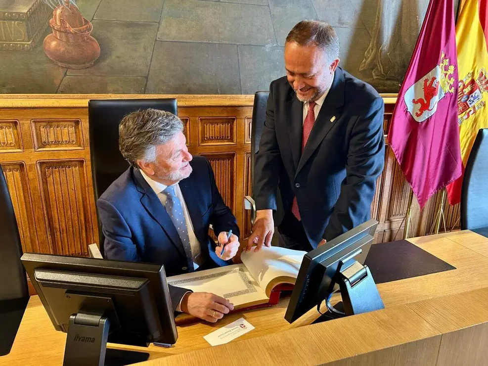 El presidente de las Cortes de Castilla y Le&oacute;n, Francisco V&aacute;zquez, visita al presidente de la Diputaci&oacute;n de Le&oacute;n, Gerardo &Aacute;lvarez Courel
