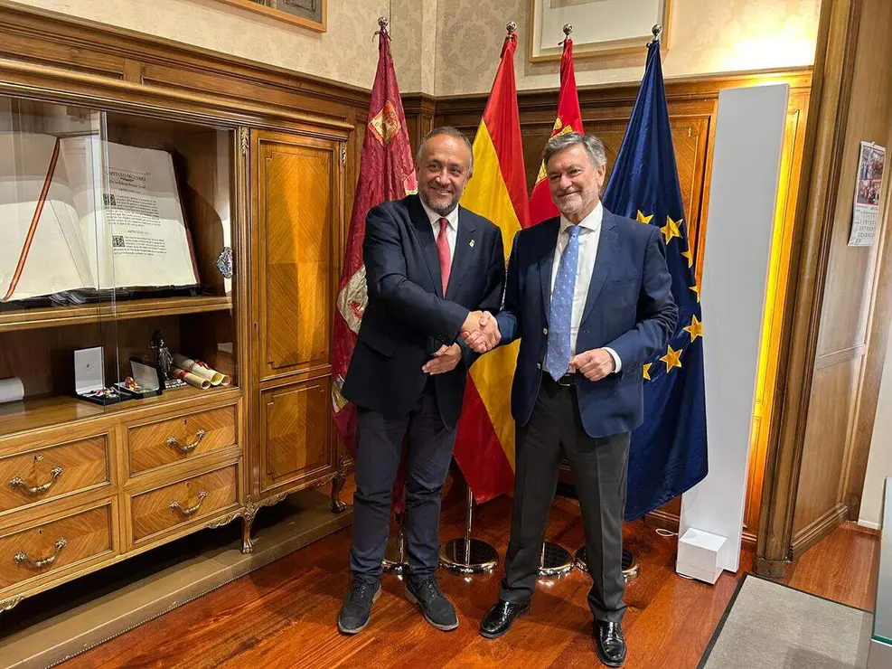 El presidente de las Cortes de Castilla y Le&oacute;n, Francisco V&aacute;zquez, visita al presidente de la Diputaci&oacute;n de Le&oacute;n, Gerardo &Aacute;lvarez Courel