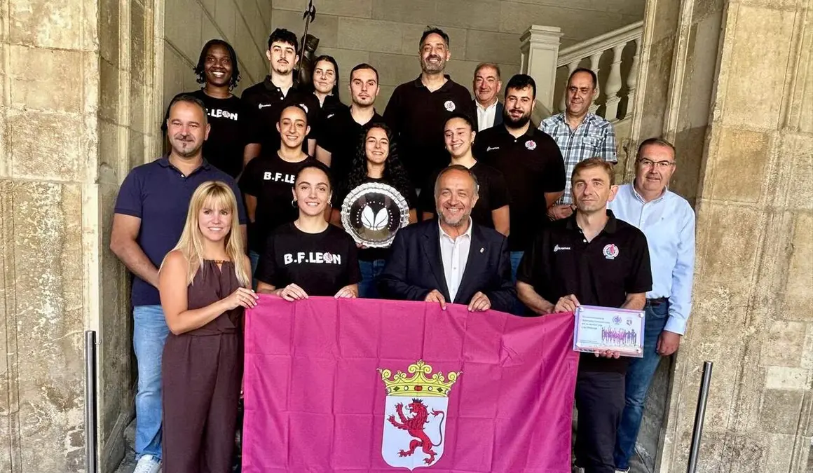 La Diputaci&oacute;n de Le&oacute;n rindi&oacute; homenaje este martes al Baloncesto Femenino Le&oacute;n tras conseguir el ascenso a la Liga Challenge, la segunda categor&iacute;a del baloncesto femenino espa&ntilde;ol. El acto tuvo lugar en el sal&oacute;n de plenos del Palacio de los Guzmanes y reuni&oacute; a representantes institucionales, directivos, cuerpo t&eacute;cnico y jugadoras del club.