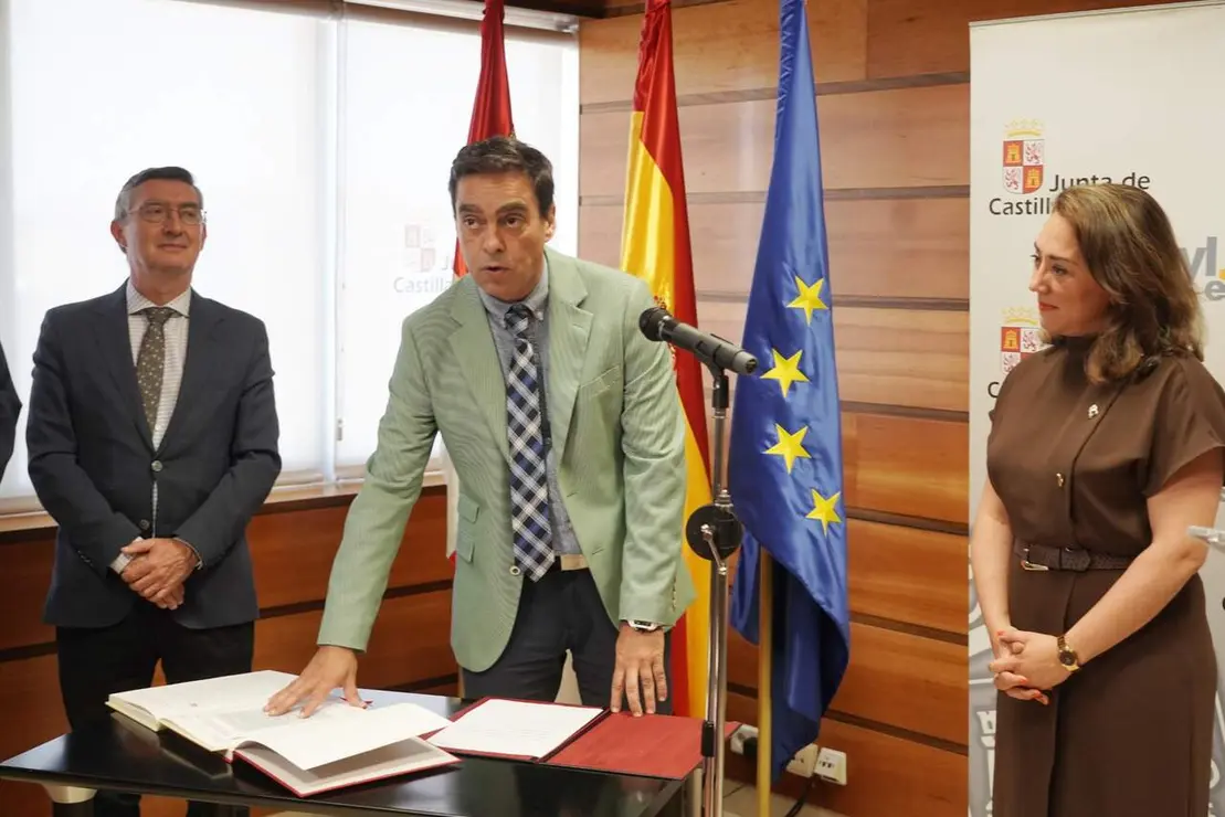 La consejera de Medio Ambiente y Energ&iacute;a, Mar&iacute;a Gonz&aacute;lez Corral, preside la toma de posesi&oacute;n del nuevo director general de Prevenci&oacute;n y Extinci&oacute;n de Incendios Forestales, &Aacute;ngel S&aacute;nchez. Foto: Rub&eacute;n Cacho.