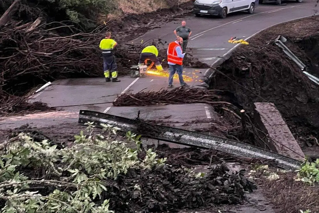 Operarios se afanan en desbloquear la carretera de Peranzanes tras quedar bloqueada este martes por la fuerte tormenta. Foto: Ayto. Peranzanes.