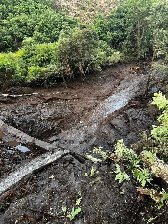 Operarios se afanan en desbloquear la carretera de Peranzanes tras quedar bloqueada este martes por la fuerte tormenta. Foto: Ayto. Peranzanes.