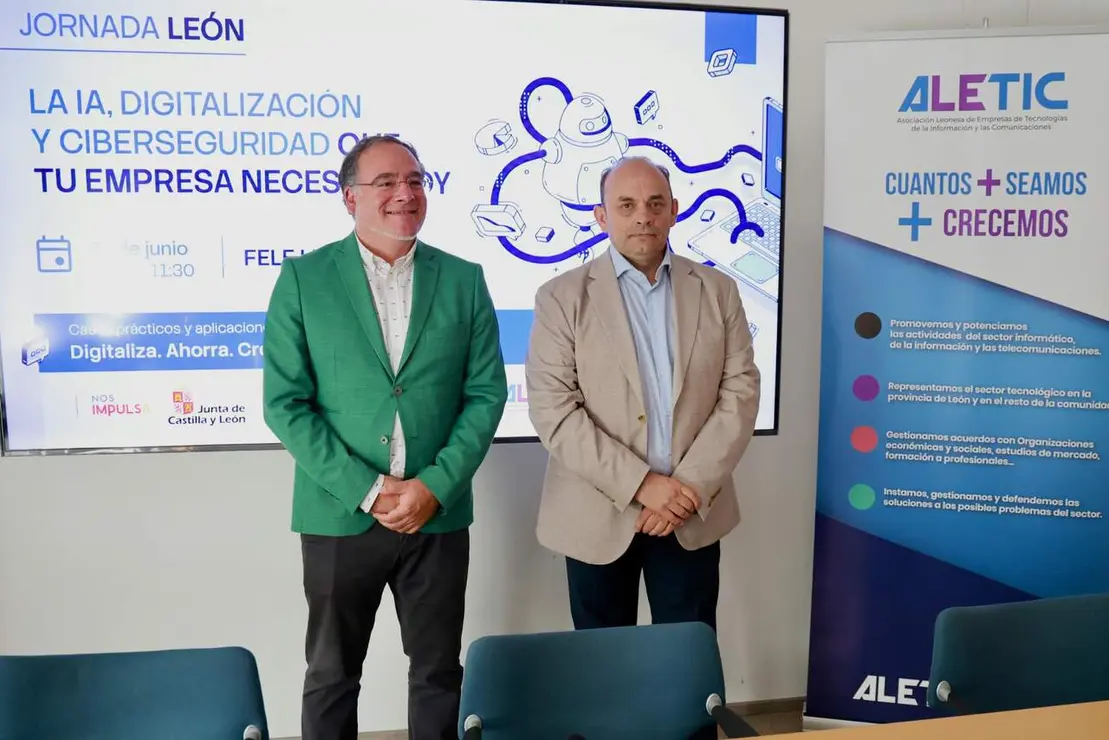 El presidente de la Asociaci&oacute;n de Empresas de Tecnolog&iacute;as de la Informaci&oacute;n, Comunicaciones y Electr&oacute;nica de Castilla y Le&oacute;n, Julio C&eacute;sar Miguel, y el de la Asociaci&oacute;n Leonesa, Juan Carlos Rodr&iacute;guez Farail, participan en la jornada &lsquo;Empresa y Digitalizaci&oacute;n: IA, herramientas pr&aacute;cticas y ciberseguridad para tu empresa&rsquo;. Foto: Campillo.