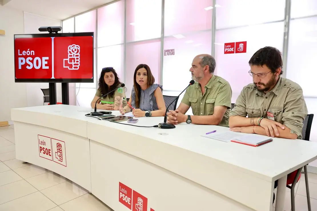 La vicesecretaria general del Partido Socialista de Castilla y Le&oacute;n, Nuria Rubio, atiende a los medios tras reunirse con representantes de los trabajadores del Servicio de Prevenci&oacute;n y Extinci&oacute;n de Incendios Forestales. Foto: Campillo.