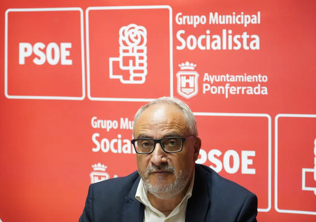 El portavoz del PSOE de Ponferrada, Olegario Ram&oacute;n, durante su comparecencia para valorar los tres a&ntilde;os de gobierno de PP y Coalici&oacute;n por el Bierzo en la capital berciana