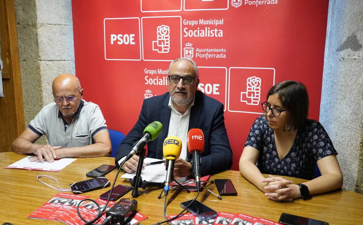 El portavoz del PSOE de Ponferrada, Olegario Ram&oacute;n, durante su comparecencia para valorar los tres a&ntilde;os de gobierno de PP y Coalici&oacute;n por el Bierzo en la capital berciana