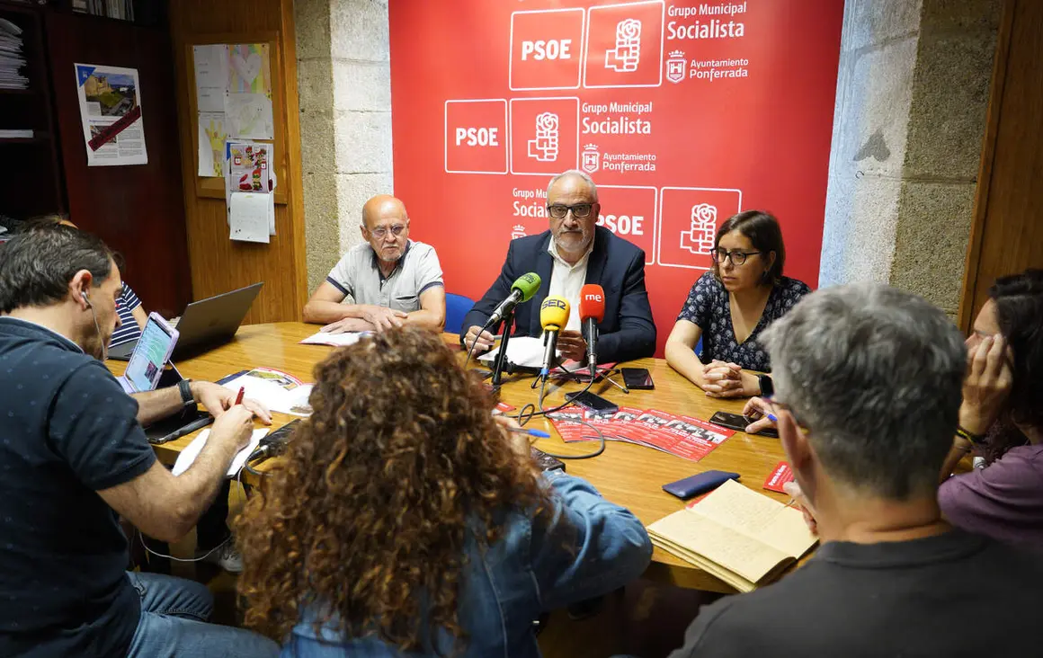 El portavoz del PSOE de Ponferrada, Olegario Ram&oacute;n, durante su comparecencia para valorar los tres a&ntilde;os de gobierno de PP y Coalici&oacute;n por el Bierzo en la capital berciana