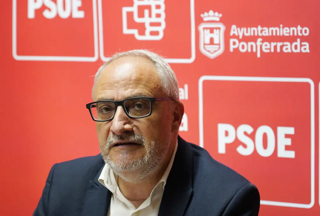El portavoz del PSOE de Ponferrada, Olegario Ram&oacute;n, durante su comparecencia para valorar los tres a&ntilde;os de gobierno de PP y Coalici&oacute;n por el Bierzo en la capital berciana