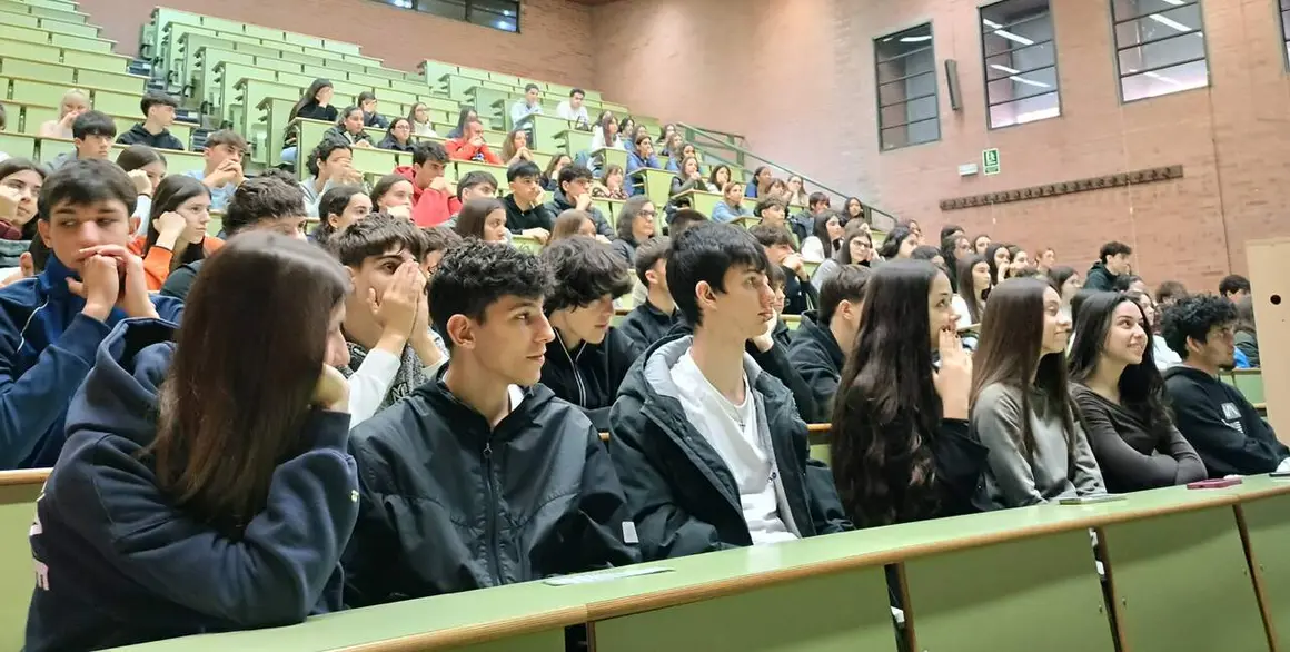 Asistentes en el Paraninfo de la Fac. de Veterinaria en la celebraci&oacute;n de la 8&ordf; edici&oacute;n MicroMundo en la ULE-01