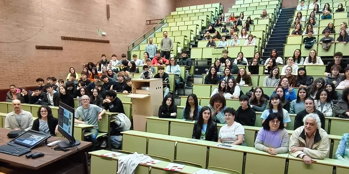 Asistentes en el Paraninfo de la Fac. de Veterinaria en la celebraci&oacute;n de la 8&ordf; edici&oacute;n MicroMundo en la ULE-02