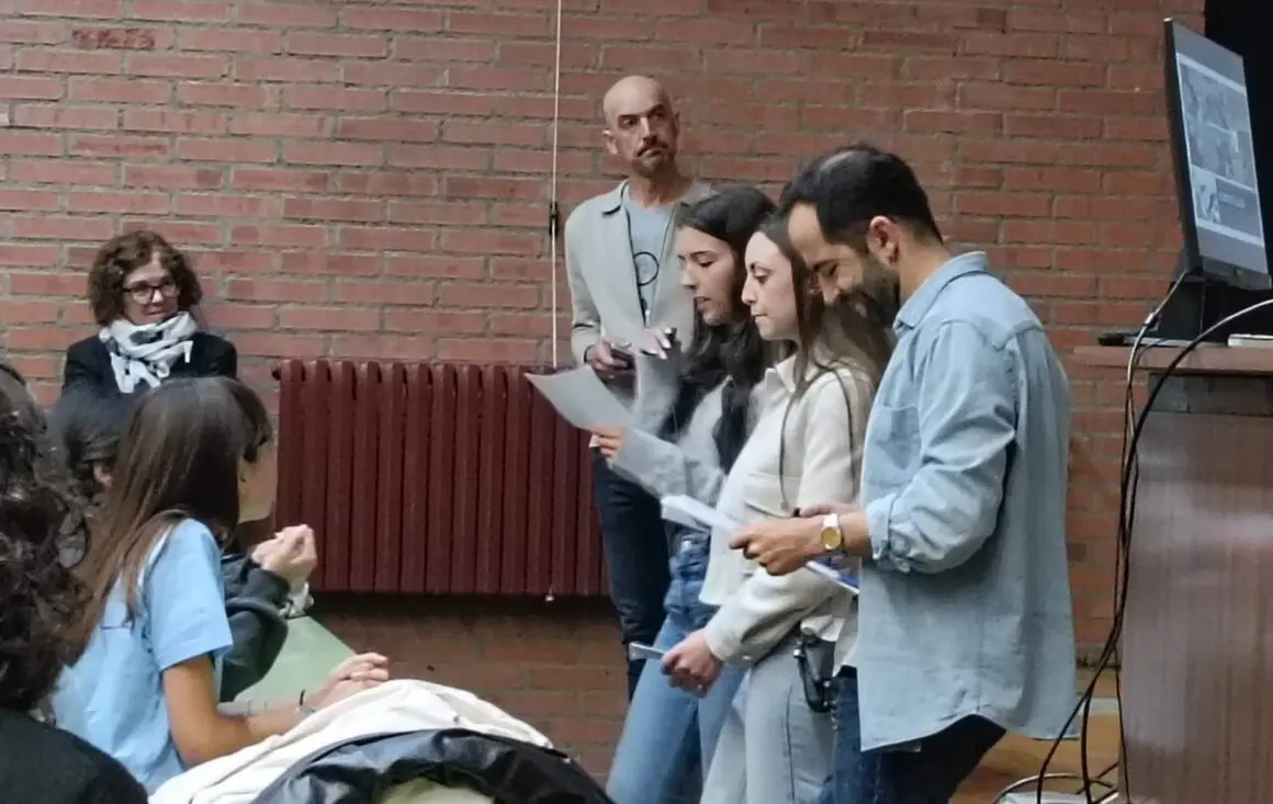 Exposici&oacute;n de los alumnos participantes en la VIII edici&oacute;n de Micromundo-01