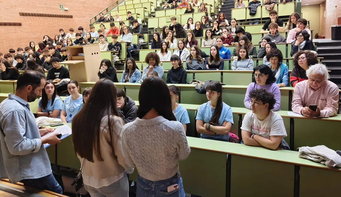 Exposici&oacute;n de los alumnos participantes en la VIII edici&oacute;n de Micromundo-02