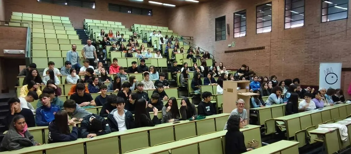 Exposici&oacute;n de los alumnos participantes en la VIII edici&oacute;n de Micromundo-03