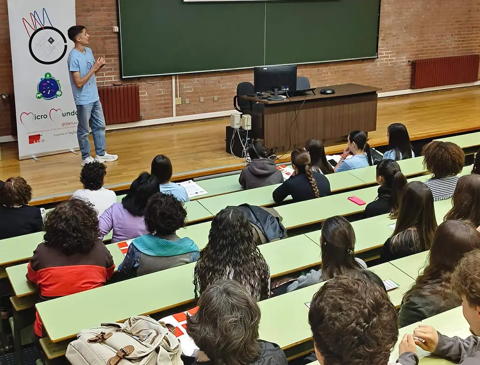 Exposici&oacute;n de los alumnos participantes en la VIII edici&oacute;n de Micromundo-04