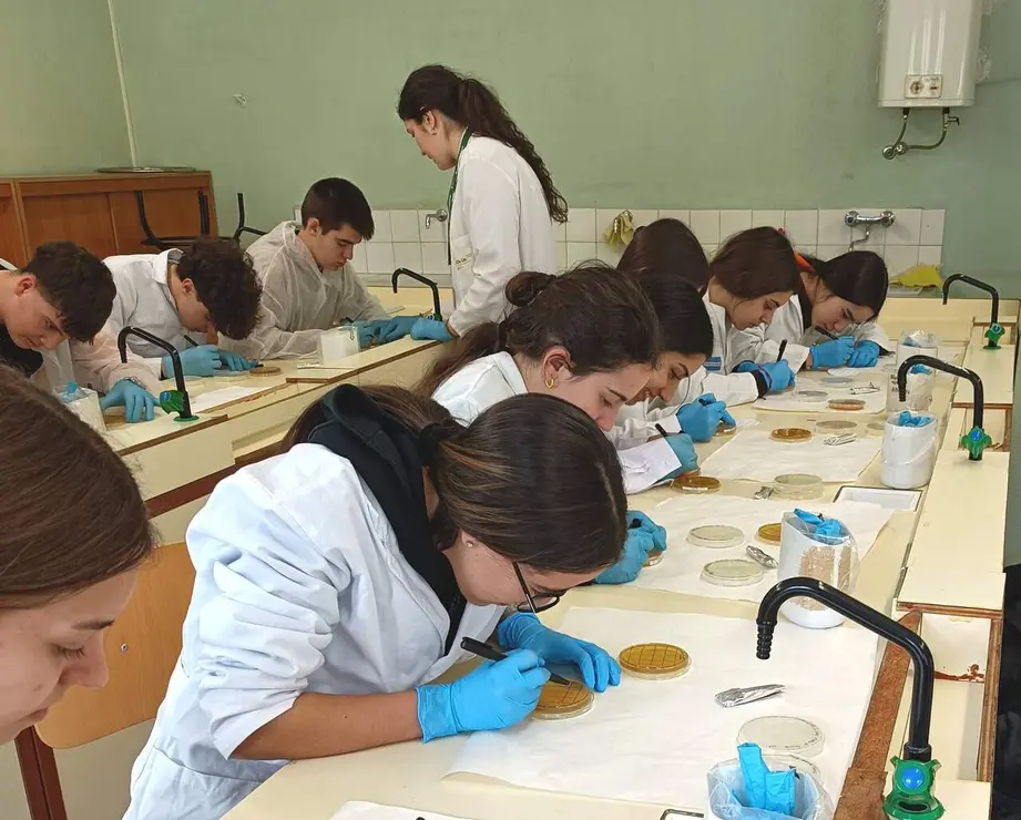 Talleres pr&aacute;cticos realizados en centros educativos de secundaria de la ciudad de Le&oacute;n bajo la instrucci&oacute;n de estudiantes universitarios-01