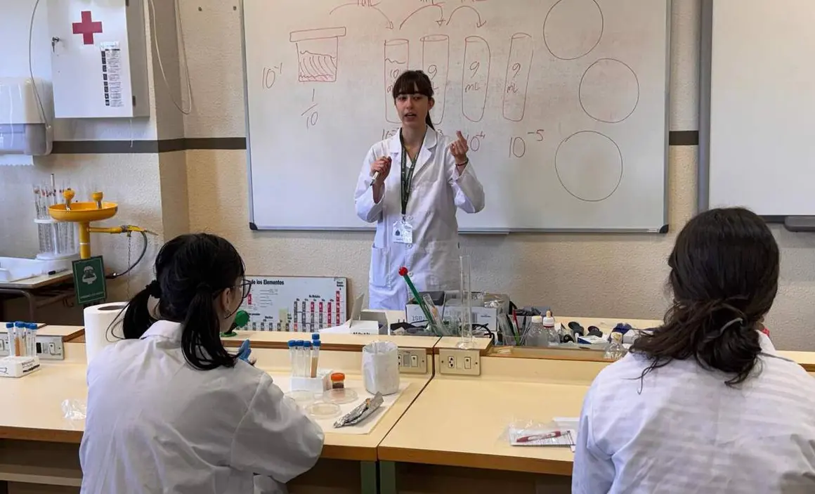 Talleres pr&aacute;cticos realizados en centros educativos de secundaria de la ciudad de Le&oacute;n bajo la instrucci&oacute;n de estudiantes universitarios-03