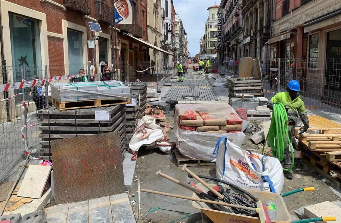 A pocas horas del comienzo de las fiestas de San Juan y San Pedro, los comerciantes de la Calle Ancha han remitido un escrito al Ayuntamiento de Le&oacute;n para trasladar su inquietud por las consecuencias que las obras de remodelaci&oacute;n est&aacute;n teniendo sobre la actividad econ&oacute;mica de la principal arteria comercial del casco hist&oacute;rico.