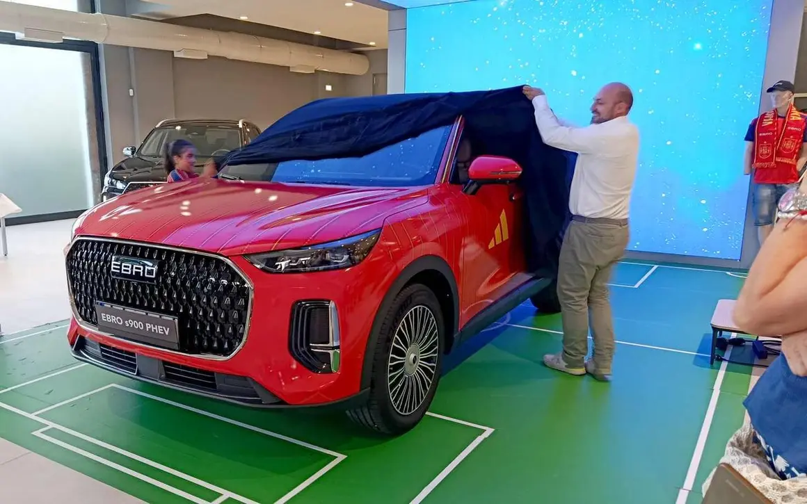 Las instalaciones de Grupo Leomotor en Le&oacute;n se transformaron este jueves en un escaparate del nuevo impulso industrial y comercial de la marca EBRO con la presentaci&oacute;n del EBRO s900 PHEV, el modelo m&aacute;s avanzado de su gama. El evento reuni&oacute; a clientes, aficionados al motor y amigos de la firma en una jornada en la que la automoci&oacute;n, la tecnolog&iacute;a y el ambiente festivo compartieron protagonismo.