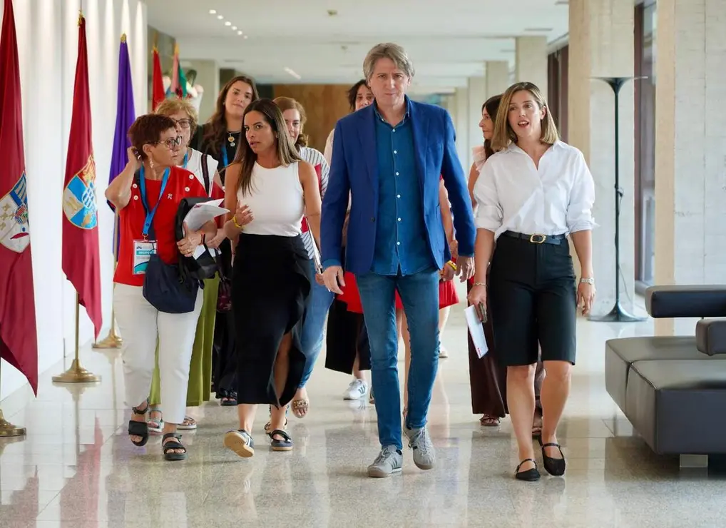 El portavoz del Grupo Parlamentario Socialista, Carlos Mart&iacute;nez, comparece ante la prensa, acompa&ntilde;ado de diversos colectivos feministas, para explicar la Proposici&oacute;n de Ley de Violencia de G&eacute;nero. Foto: Leticia P&eacute;rez.
