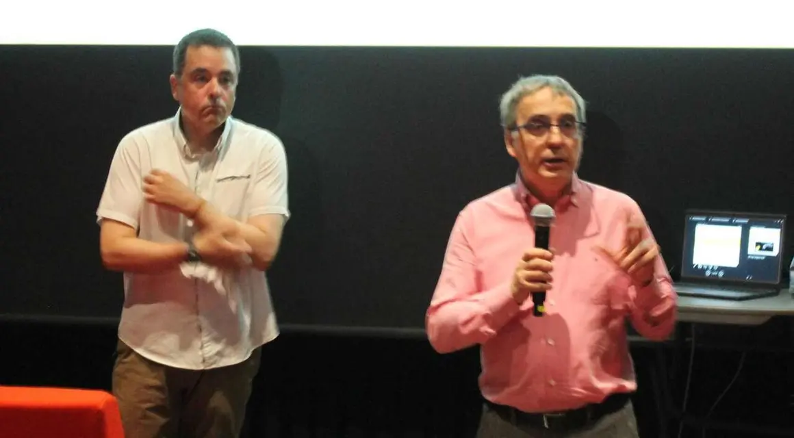 El conferenciasnte,Sa&uacute;l Blanco, y el vicerrector Santiago Guti&eacute;rrez