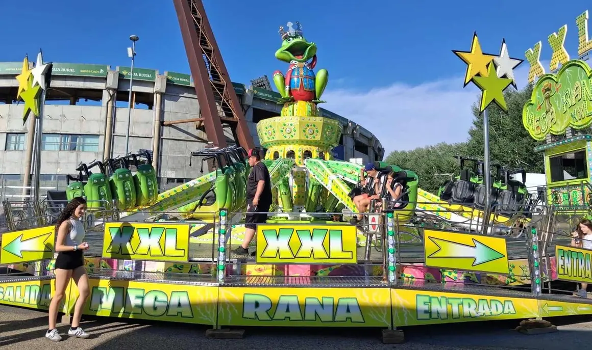 Las atracciones comienzan a funcionar junto al Reino de Le&oacute;n en una calurosa jornada que marca el arranque de las celebraciones de San Juan y San Pedro. Fotos: Isaac Llamazares