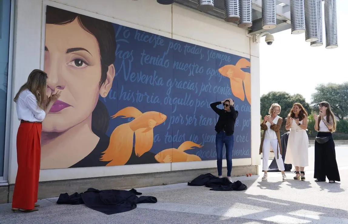 La T&eacute;rmica Cultural de Ponferrada exhibe desde este s&aacute;bado&nbsp;el mural de homenaje a Nevenka Fern&aacute;ndez, obra de la ilustradora granadina Mercedes de Bellard, con la asistencia de la expol&iacute;tica y la vicepresidenta tercera y ministra para la Transici&oacute;n Ecol&oacute;gica y el Reto Demogr&aacute;fico, Sara Aagesen. Foto: C&eacute;sar S&aacute;nchez.