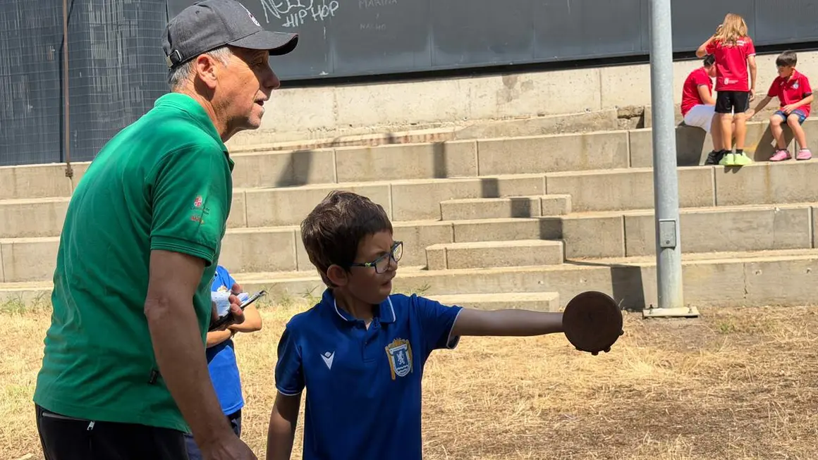 La Bolera del Cinco de Octubre ha acogido este s&aacute;bado el XXVII Trofeo Ciudad de Le&oacute;n de Deportes Aut&oacute;ctonos, una cita a la que ha acudido el alcalde de Le&oacute;n, Jos&eacute; Antonio Diez, junto a los concejales Vicente Canuria y &Aacute;lvaro Pola. Foto: Ayto. Le&oacute;n.