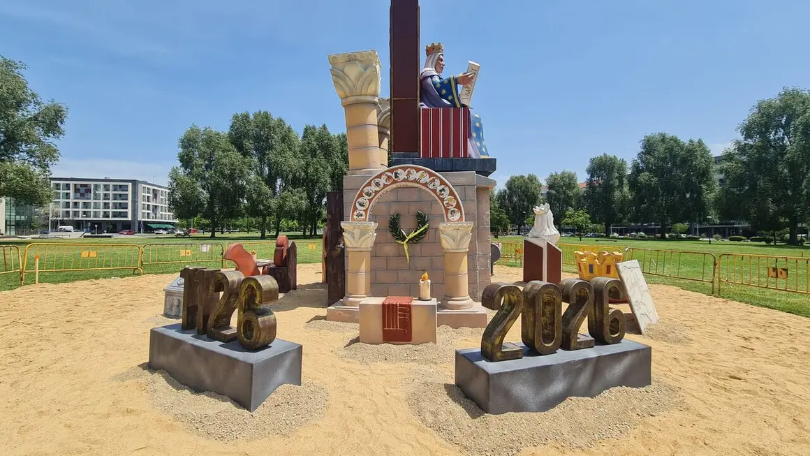 Una hoguera para homenajear a la reina Urraca. La ciudad de Le&oacute;n dedica a la hist&oacute;rica monarca su hoguera de las Fiestas de San Juan y San Pedro. Foto: JC.
