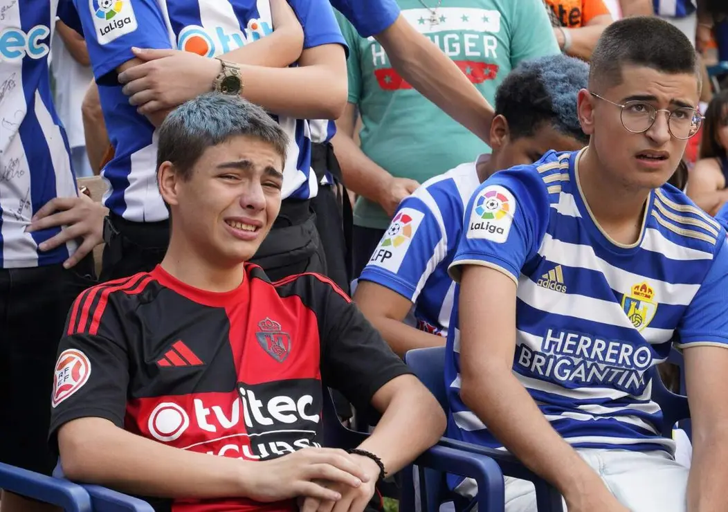 Aficionados de la SD Ponferradina durante la derrota en la final del play off de ascenso a segunda divisi&oacute;n contra el Celta Fortuna. Fotos: C&eacute;sar S&aacute;nchez