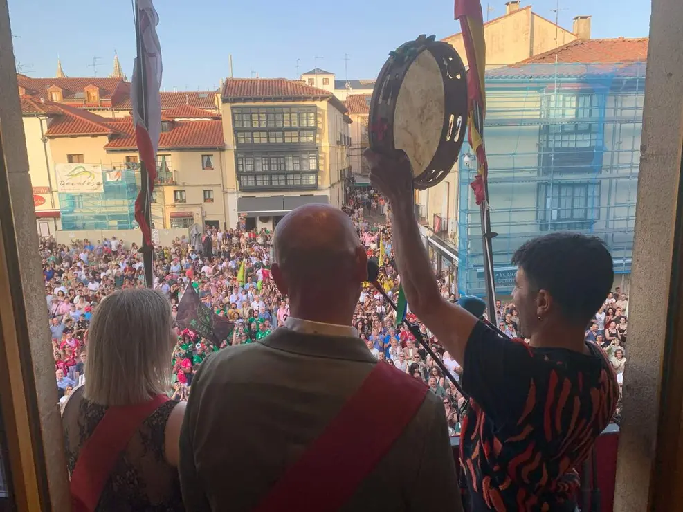 Cuevas pide m&aacute;s fiesta y menos odio en su preg&oacute;n de San Juan y San Pedro. Foto: Isaac Llamazares.