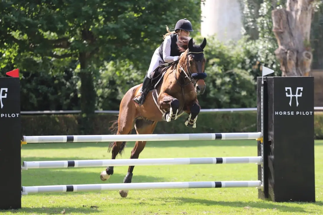 La ciudad de Le&oacute;n contin&uacute;a vibrando con la h&iacute;pica de alto nivel:&nbsp;el Trofeo Peque&ntilde;o Gran Premio EXIOM y la prueba Horse Pilot han dejado momentos de gran competitividad, con victorias muy ajustadas que hicieron vibrar al p&uacute;blico asistente este s&aacute;bado. Foto: M.A.G.