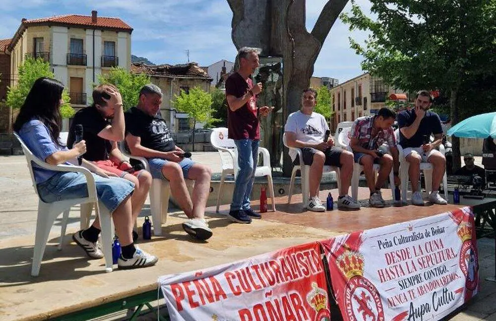 Los aficionados Carlos Su&aacute;rez y &Aacute;ngel Monz&uacute; recibieron un c&aacute;lido reconocimiento por su incondicional fidelidad al equipo en el encuentro organizado por la Pe&ntilde;a Culturalista de Bo&ntilde;ar. Foto: Pe&ntilde;a Culturalista de Bo&ntilde;ar.