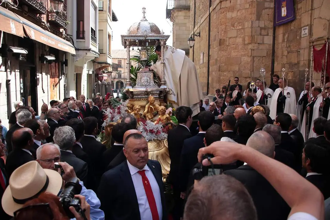 La corporaci&oacute;n municipal de Le&oacute;n, encabezada por el alcalde, Jos&eacute; Antonio Diez, asiste a la misa de celebraci&oacute;n del Corpus Chico y posterior procesi&oacute;n por las calles de la ciudad. Fotos: Peio Garc&iacute;a.