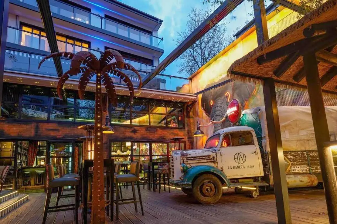 La oferta hotelera de Le&oacute;n da un salto con nuevos conceptos de experiencia: la hist&oacute;rica Sala Glam transformar&aacute; todo su edificio en un innovador complejo hotelero y social. Glam Le&oacute;n ser&aacute; el hermano gemelo del Glam Tatoo Hotel de Lugo.