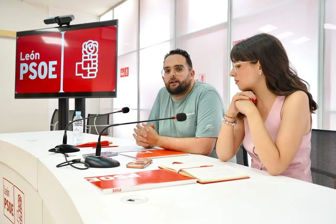 La portavoz del PSOE de Le&oacute;n, Luc&iacute;a de Castro, y el secretario de Pol&iacute;ticas LGTBI+, Jos&eacute; Manuel Rubio, detallan las propuestas socialistas en defensa de los derechos y la igualdad del colectivo LGTBI+ con motivo del Orgullo 2026