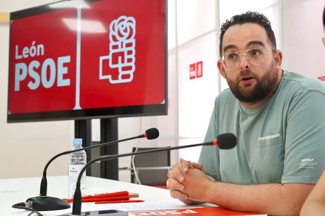 La portavoz del PSOE de Le&oacute;n, Luc&iacute;a de Castro, y el secretario de Pol&iacute;ticas LGTBI+, Jos&eacute; Manuel Rubio, detallan las propuestas socialistas en defensa de los derechos y la igualdad del colectivo LGTBI+ con motivo del Orgullo 2026