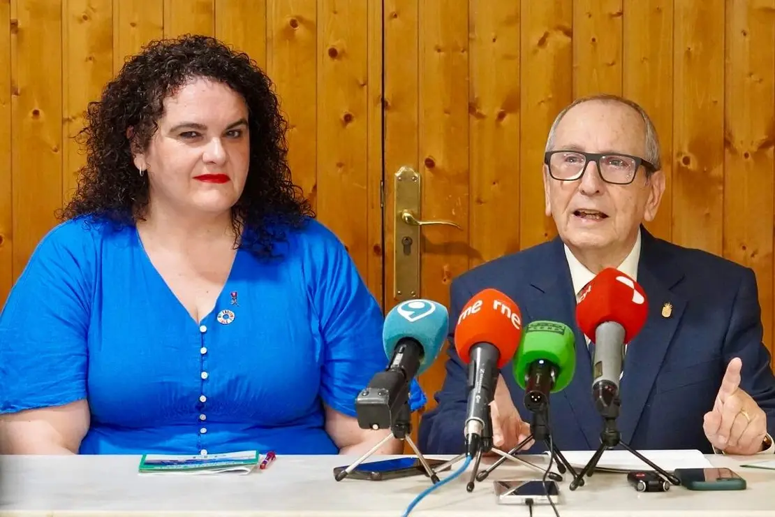 El presidente de Asleca, F&eacute;lix Llorente y la concejala de Bienestar Social y Juventud, Vera L&oacute;pez, presentan la memoria de actividad de la Asociaci&oacute;n Leonesa de Caridad (Asleca) correspondiente al ejercicio 2025